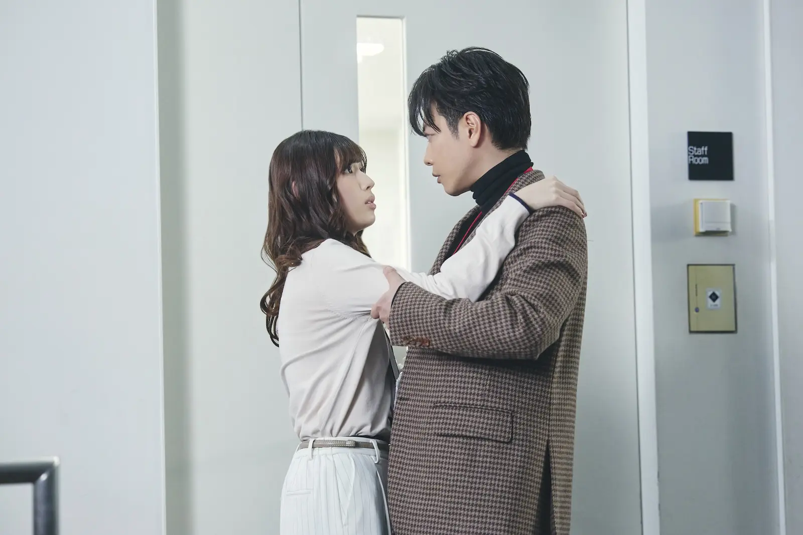 Amazon Original ドラマ『私の夫と結婚して』に出演する白石聖、佐藤健