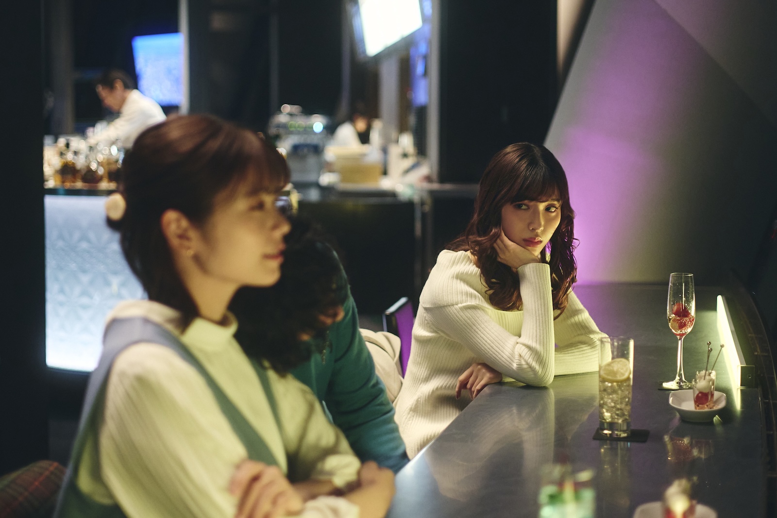 Amazon Original ドラマ『私の夫と結婚して』に出演する小芝風花、白石聖