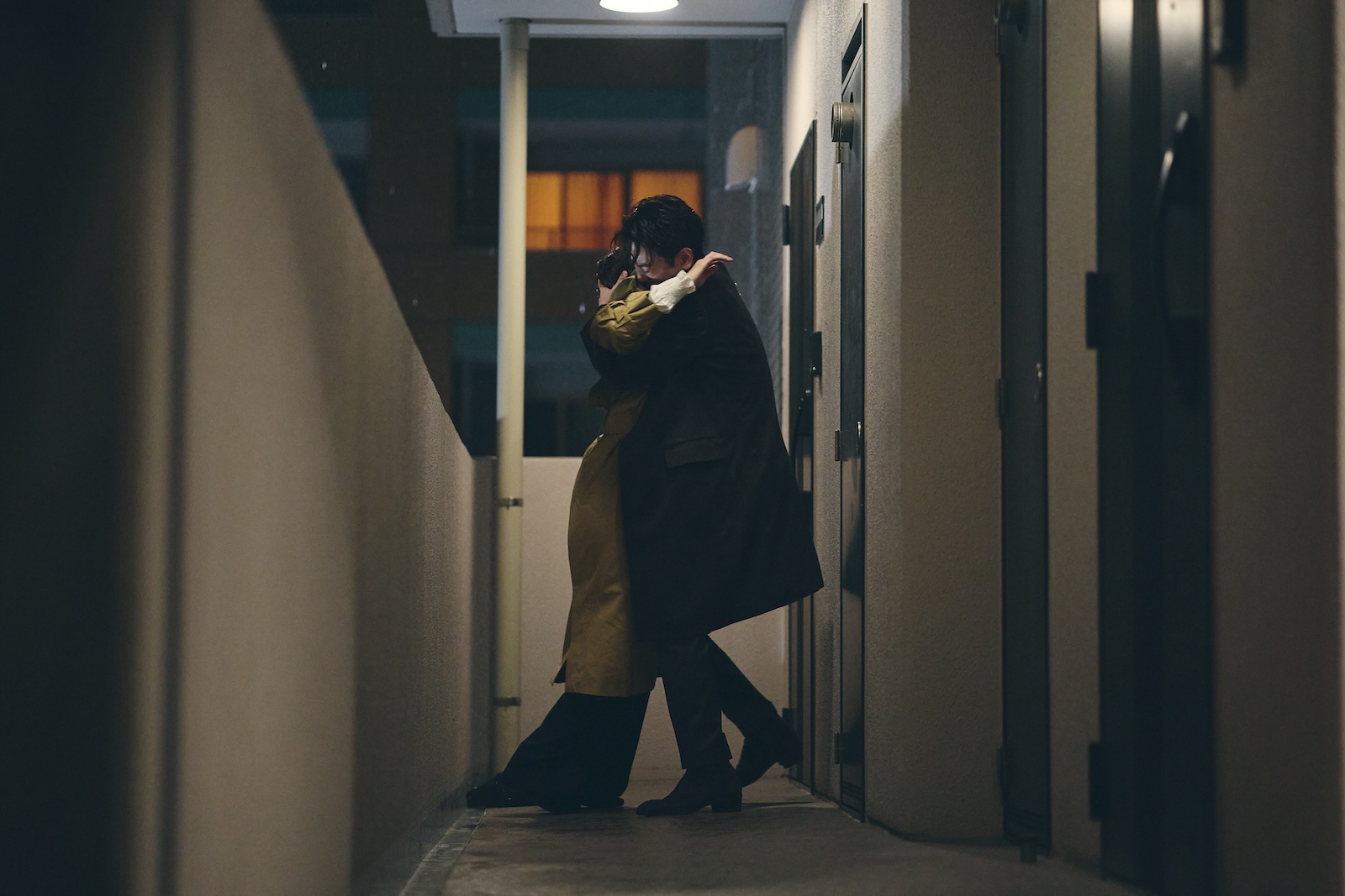 Amazon Original ドラマ『私の夫と結婚して』に出演する小芝風花、佐藤健
