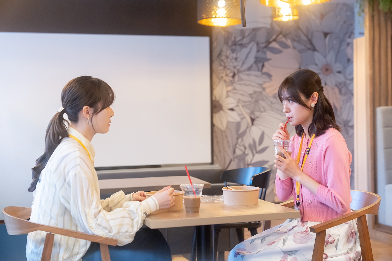 ドラマ『海老だって鯛が釣りたい』に出演する加藤史帆、田辺桃子
