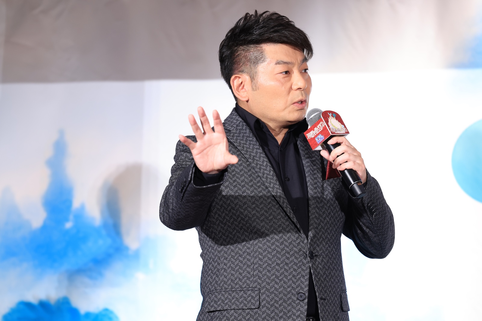 劇場アニメ『不思議の国でアリスと -Dive in Wonderland-』完成披露試写会舞台挨拶に登壇した山本高広