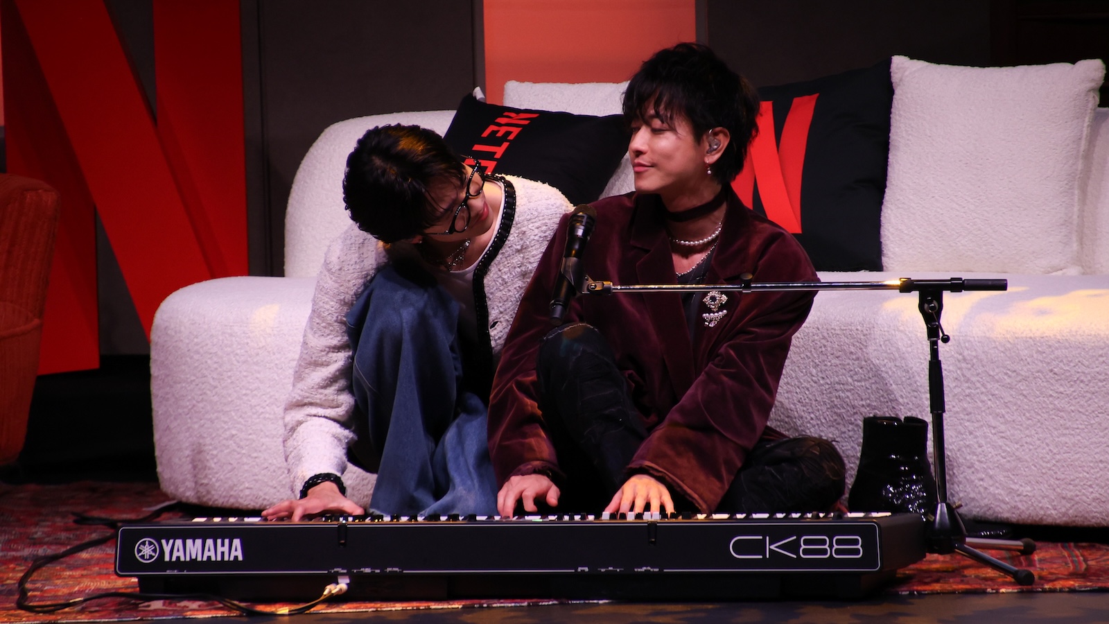 Netflixシリーズ『グラスハート』の世界最速試写会イベントにサプライズ登場した佐藤健、志尊淳