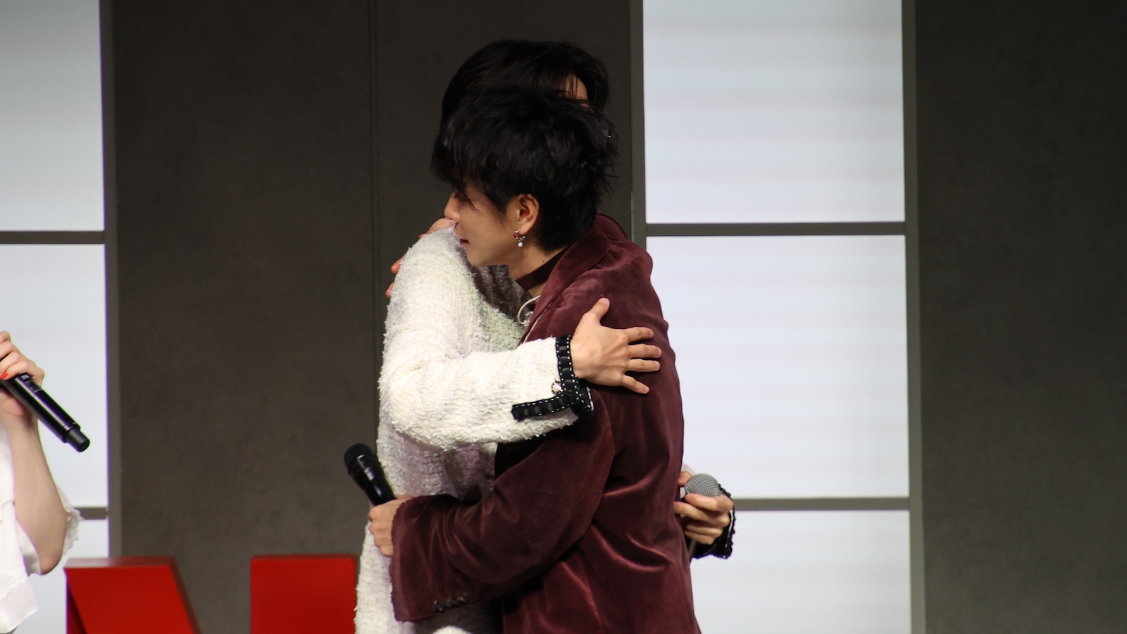 Netflixシリーズ『グラスハート』の世界最速試写会イベントにサプライズ登場した佐藤健、志尊淳