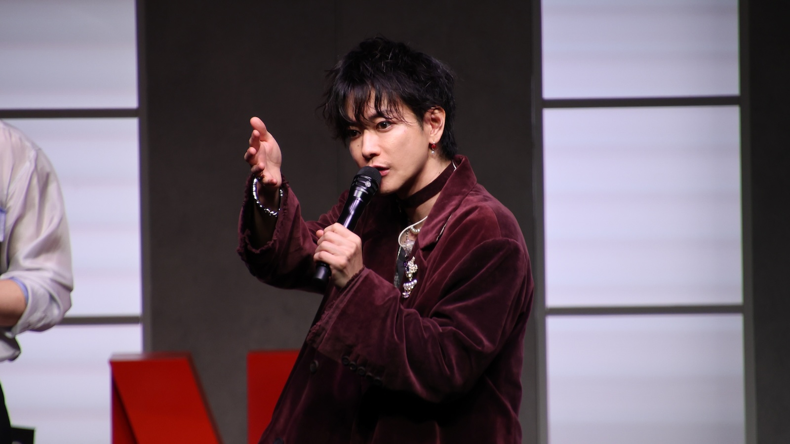 Netflixシリーズ『グラスハート』の世界最速試写会イベントにサプライズ登場した佐藤健