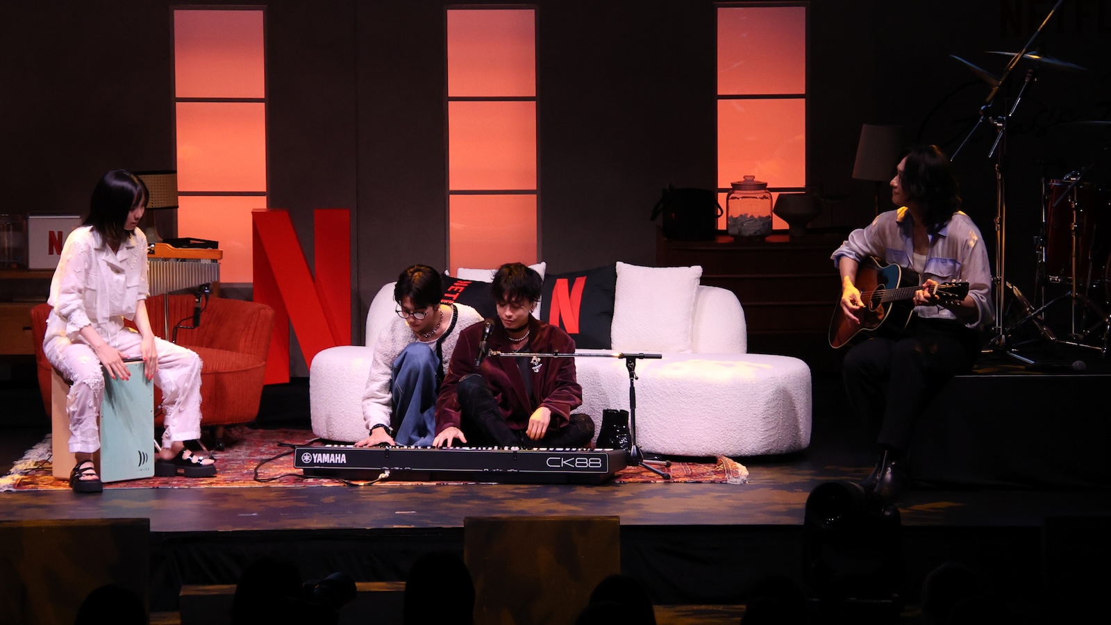 Netflixシリーズ『グラスハート』の世界最速試写会イベントにサプライズ登場した佐藤健、宮﨑優、町田啓太、志尊淳