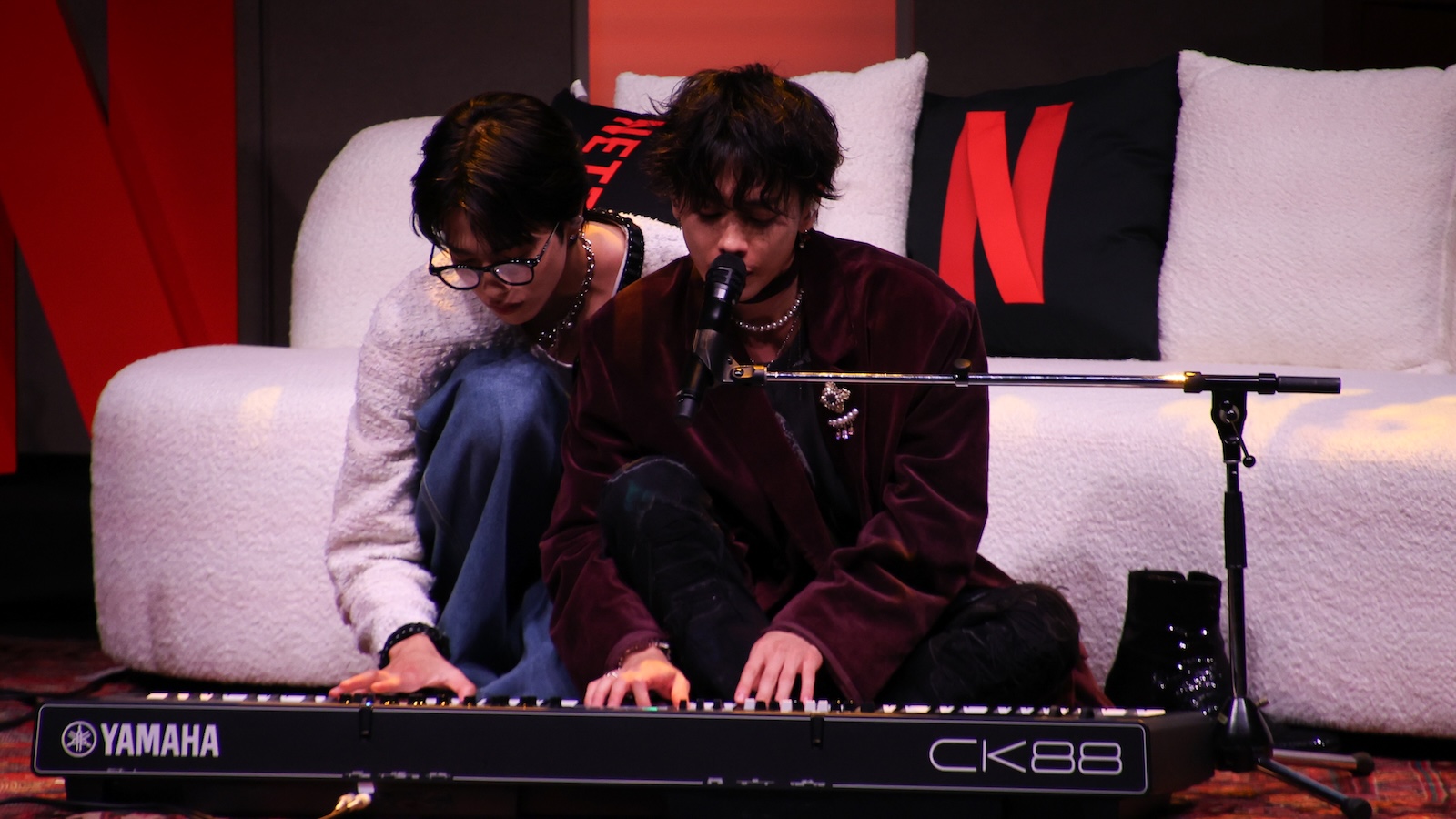 Netflixシリーズ『グラスハート』の世界最速試写会イベントにサプライズ登場した佐藤健、志尊淳
