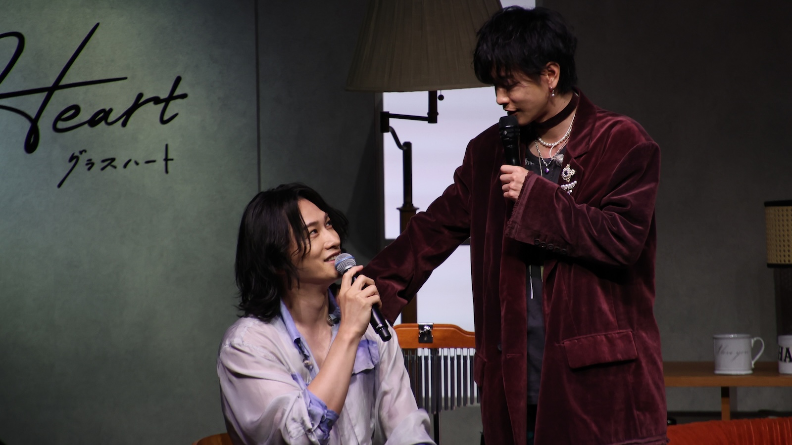 Netflixシリーズ『グラスハート』の世界最速試写会イベントにサプライズ登場した佐藤健、町田啓太