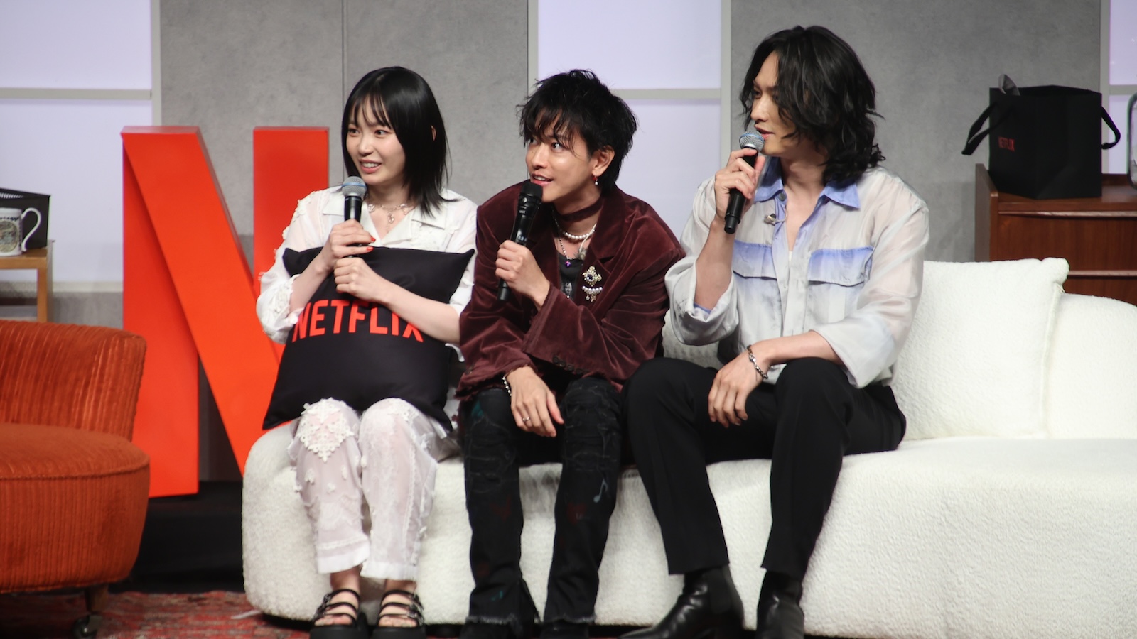 Netflixシリーズ『グラスハート』の世界最速試写会イベントにサプライズ登場した佐藤健、宮﨑優、町田啓太