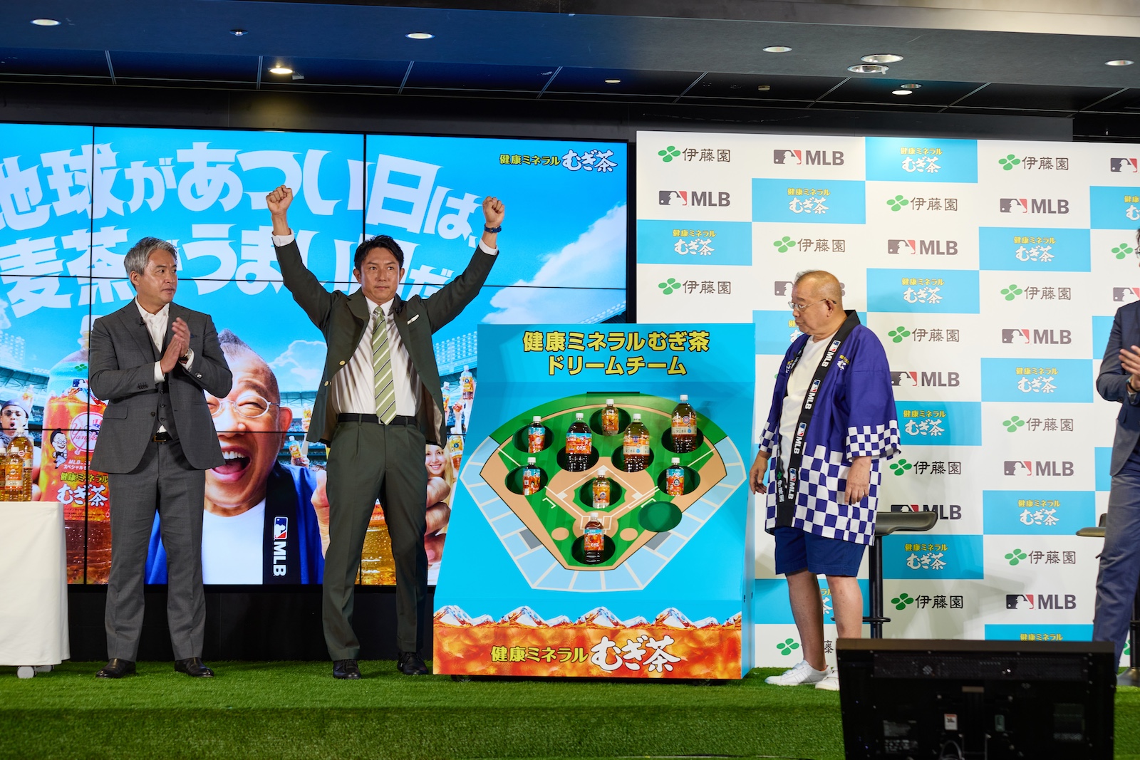 落語家・笑福亭鶴瓶と元MLB™選手の五十嵐亮太・川﨑宗則の写真