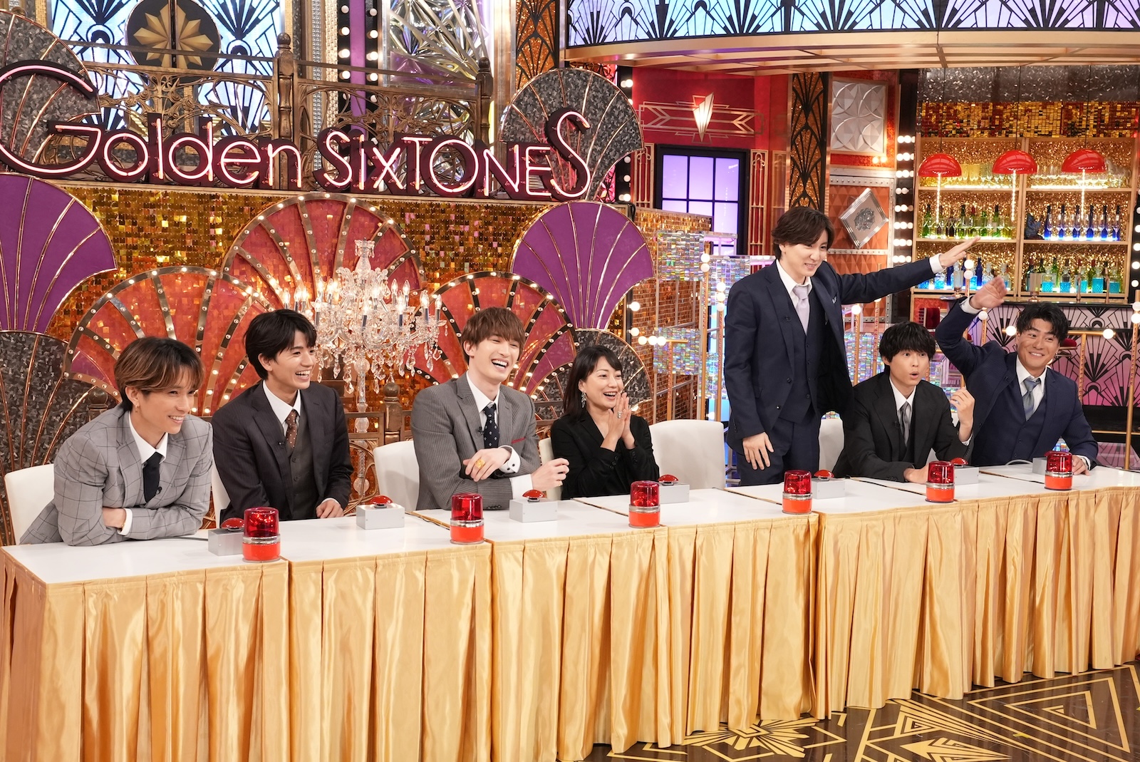『Golden SixTONES』に出演するSixTONES、菅野美穂