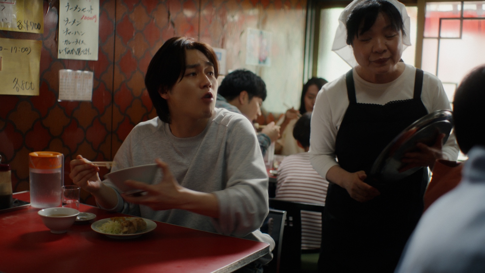 新TVCM『「ザ★®」＜シュウマイ＞母ちゃん、これ家でも食いてぇよ』篇に出演するTravis Japan・松田元太