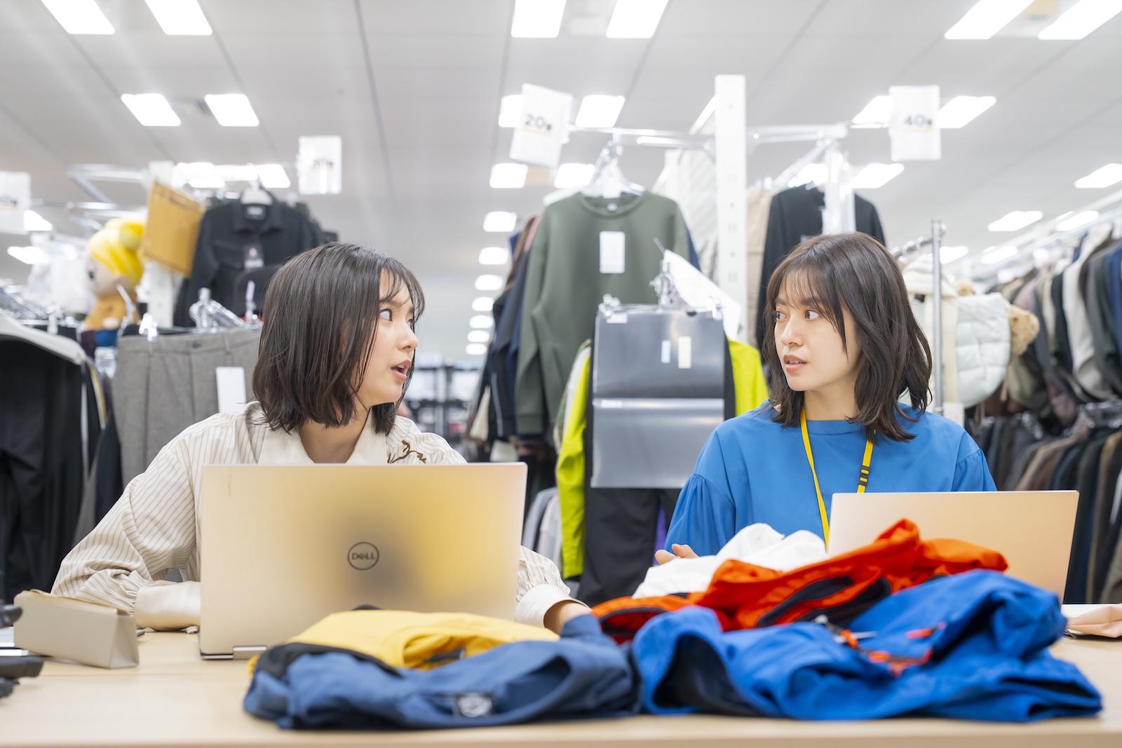 ドラマ『海老だって鯛が釣りたい』に出演する新川優愛と田辺桃子