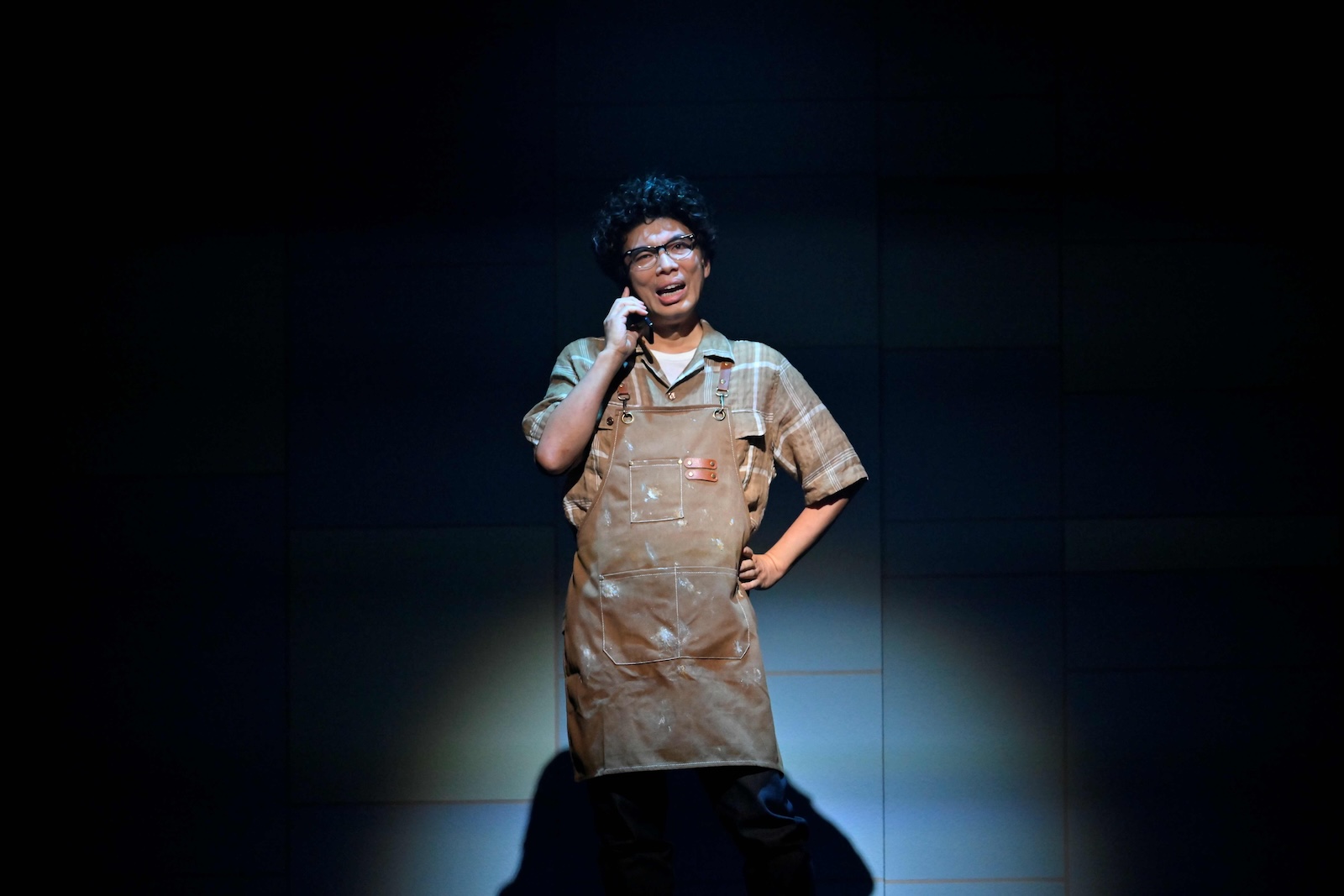 舞台『ある日、ある時、ない男。』に出演する片桐仁