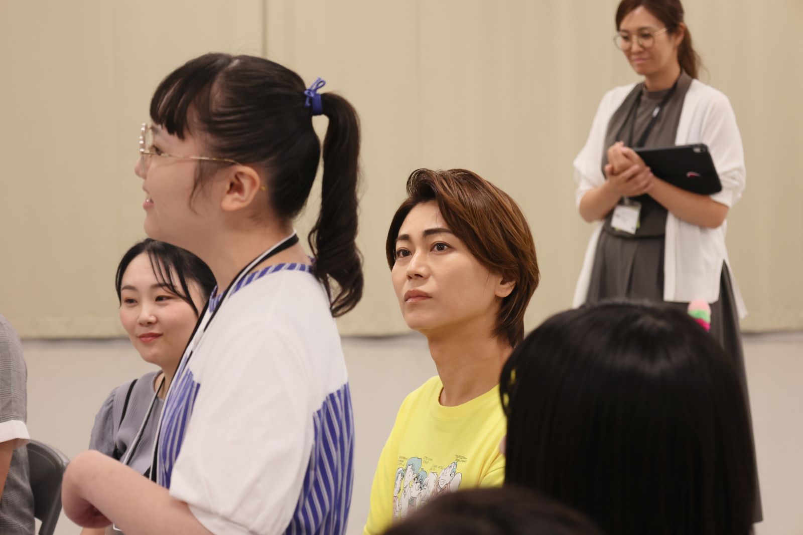 氷川きよしと参加者の写真
