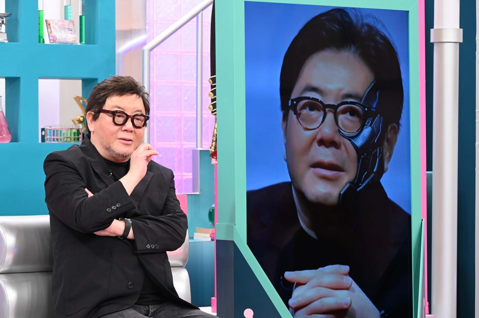 秋元康とAI秋元康の写真