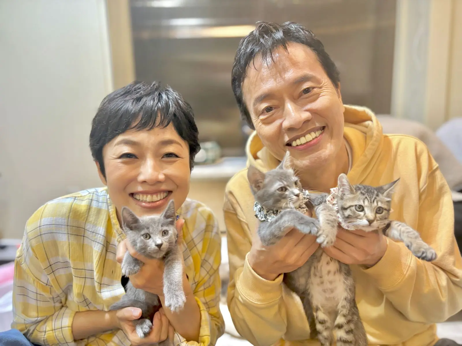 有働由美子＆遠藤憲一が赤ちゃん猫をミルクボランティア！目も開いてい