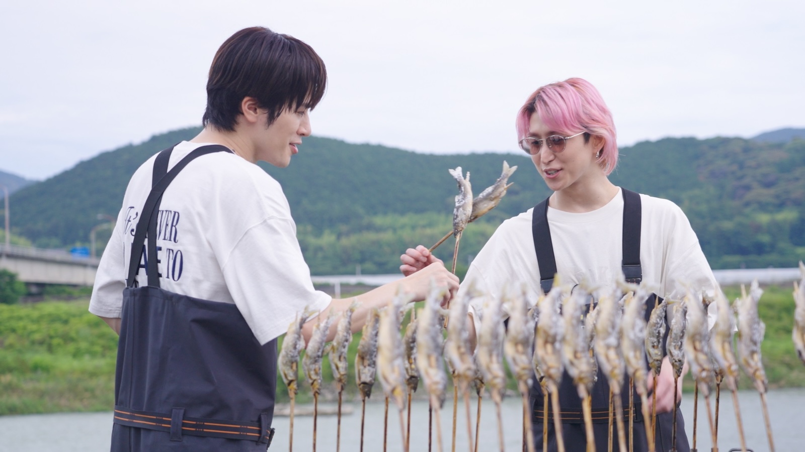 『旅する Snow Man - Traveling with Snow Man -』に出演するSnow Man深澤辰哉&佐久間大介