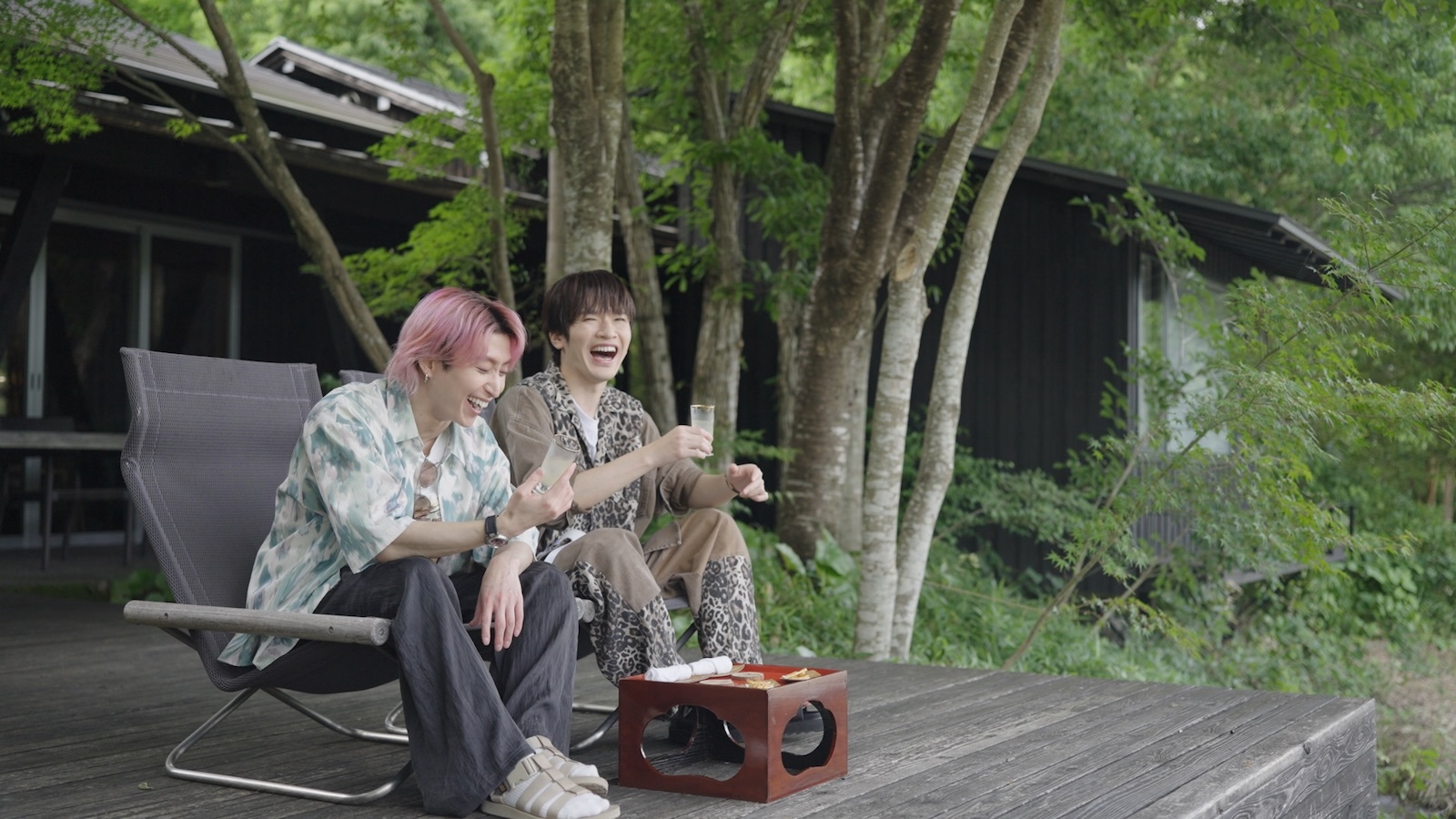 『旅する Snow Man - Traveling with Snow Man -』に出演するSnow Man深澤辰哉&佐久間大介
