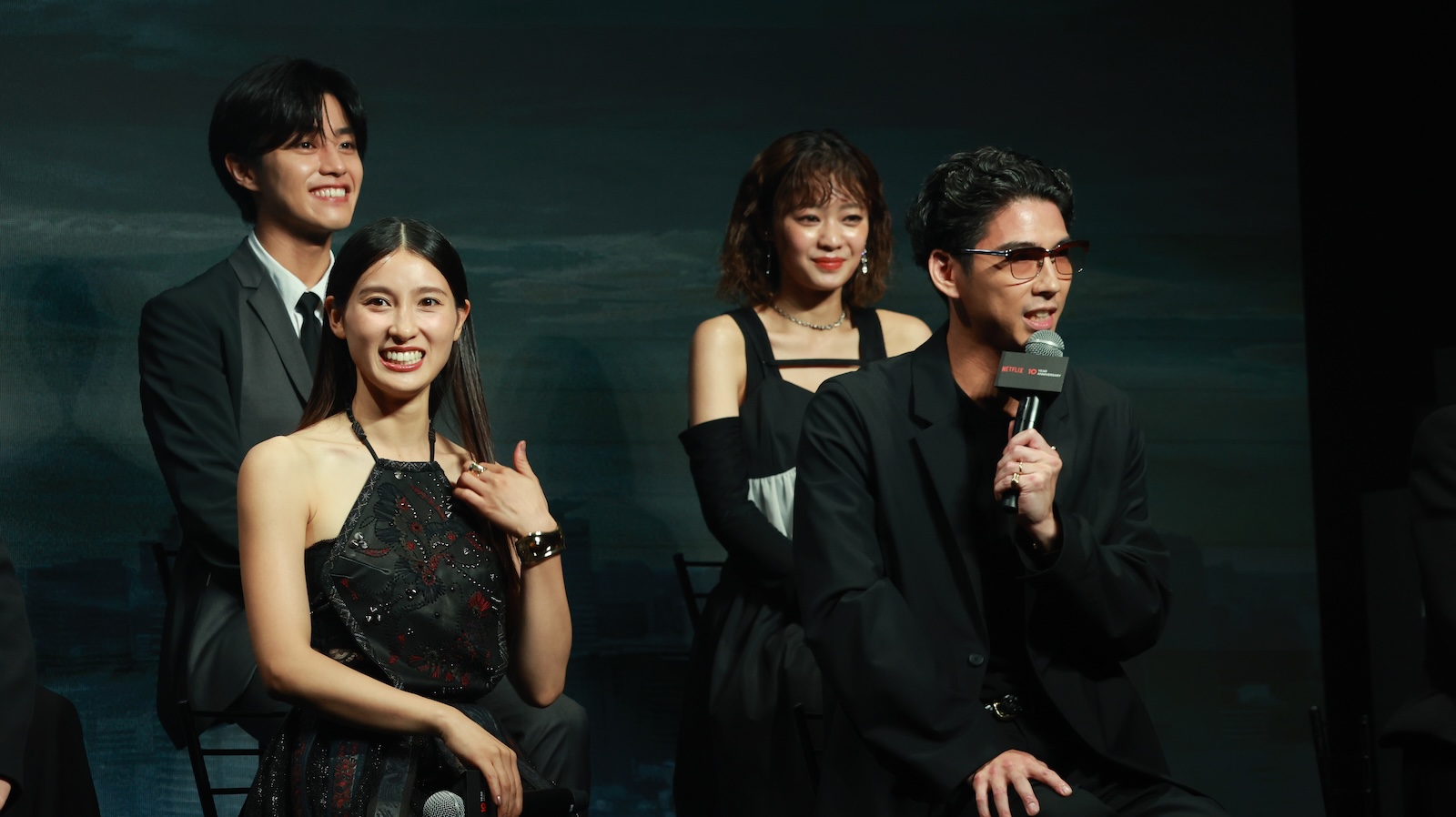 Netflixシリーズ『今際の国のアリス』グローバルファンイベントに登壇した土屋太鳳、賀来賢人
