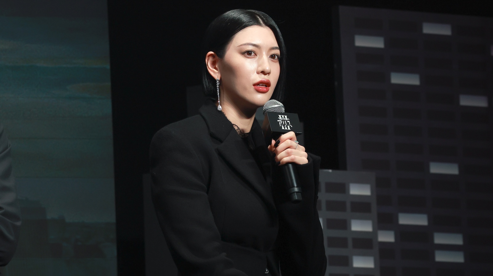 Netflixシリーズ『今際の国のアリス』グローバルファンイベントに登壇した三吉彩花