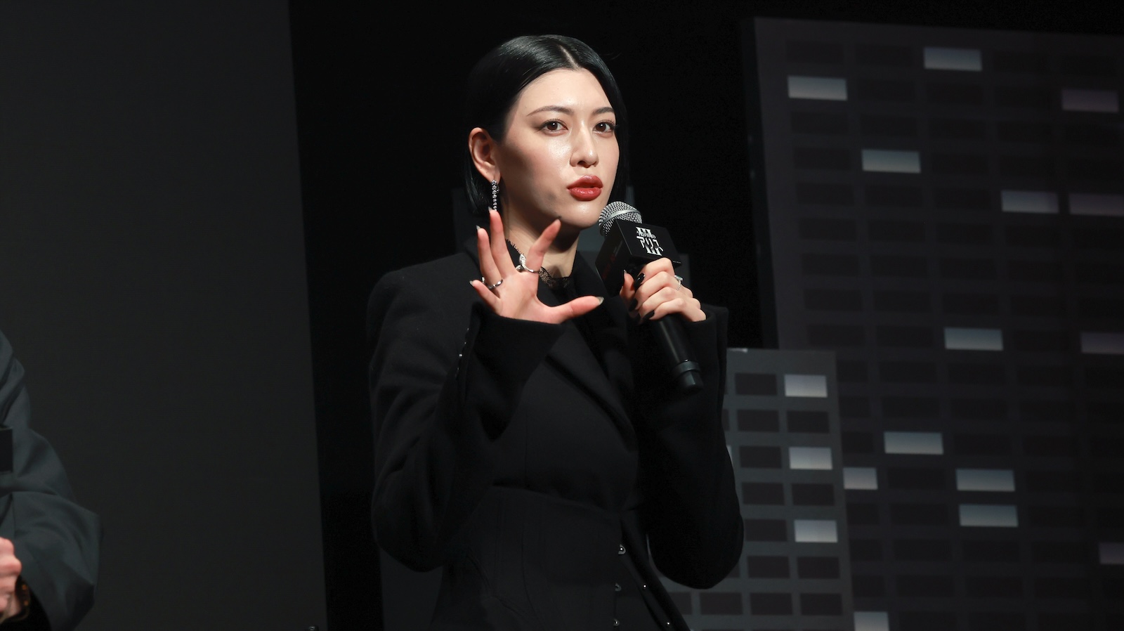 Netflixシリーズ『今際の国のアリス』グローバルファンイベントに登壇した三吉彩花