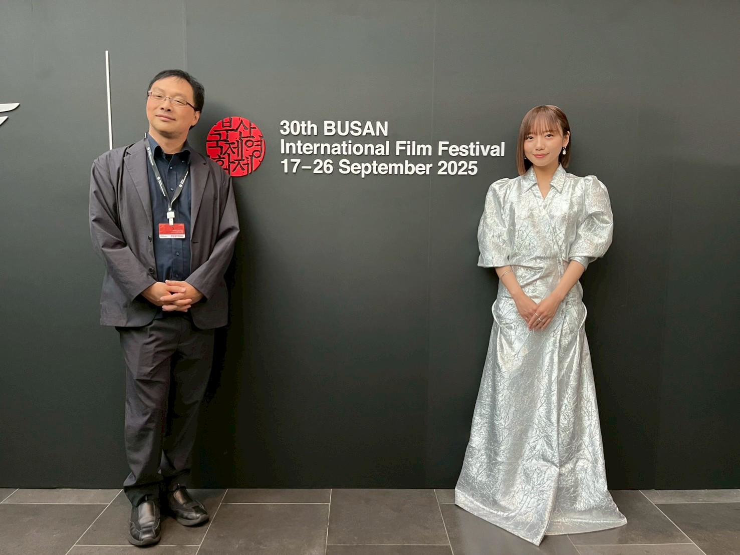映画『恋愛裁判』で初主演を務める齊藤京子が深田晃司監督と共に第30回釜山国際映画祭オープニングカーペットイベントに登場