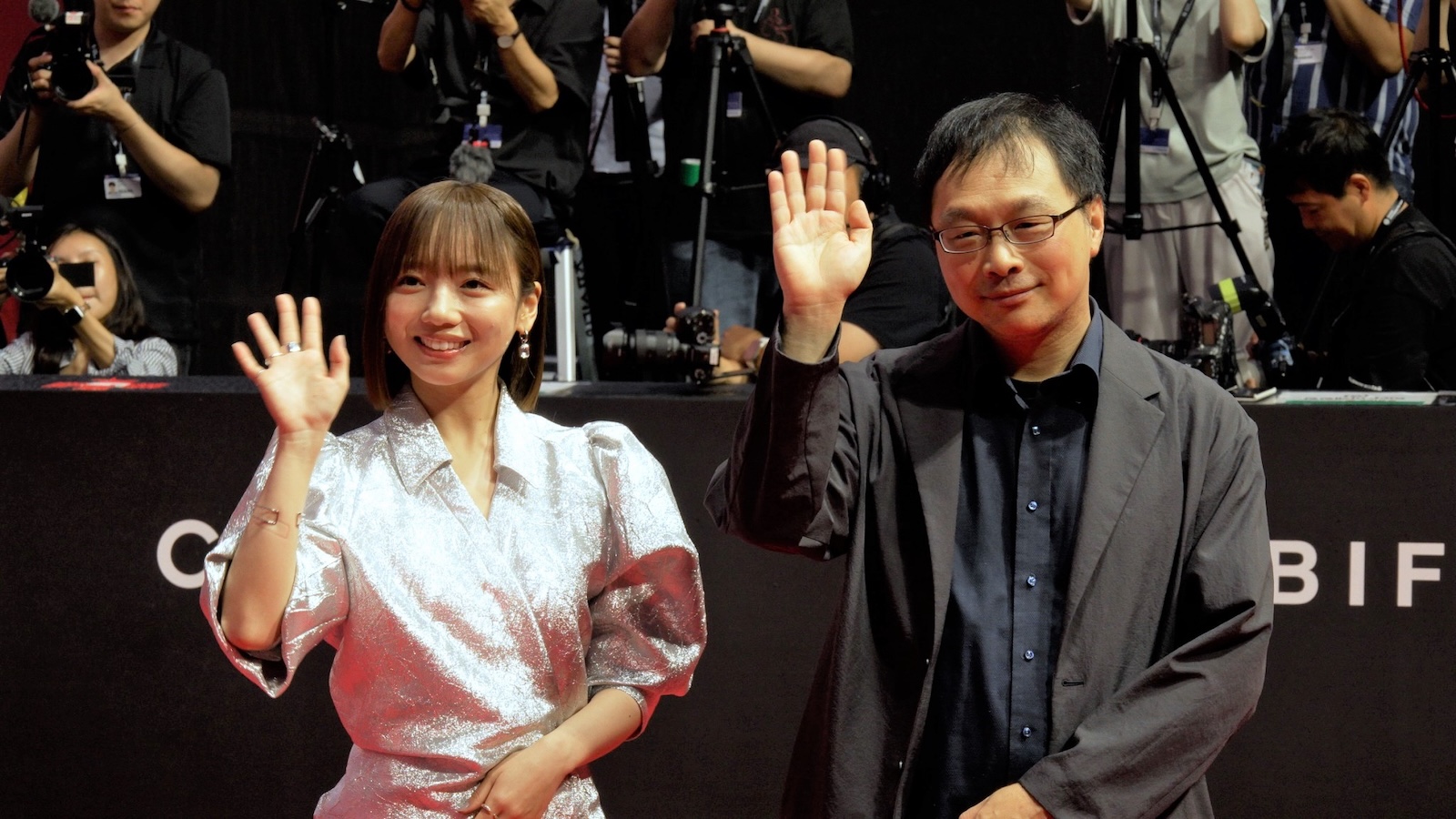 映画『恋愛裁判』で初主演を務める齊藤京子が深田晃司監督と共に第30回釜山国際映画祭オープニングカーペットイベントに登場