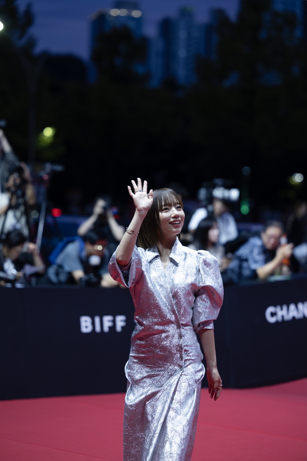 映画『恋愛裁判』で初主演を務める齊藤京子が深田晃司監督と共に第30回釜山国際映画祭オープニングカーペットイベントに登場