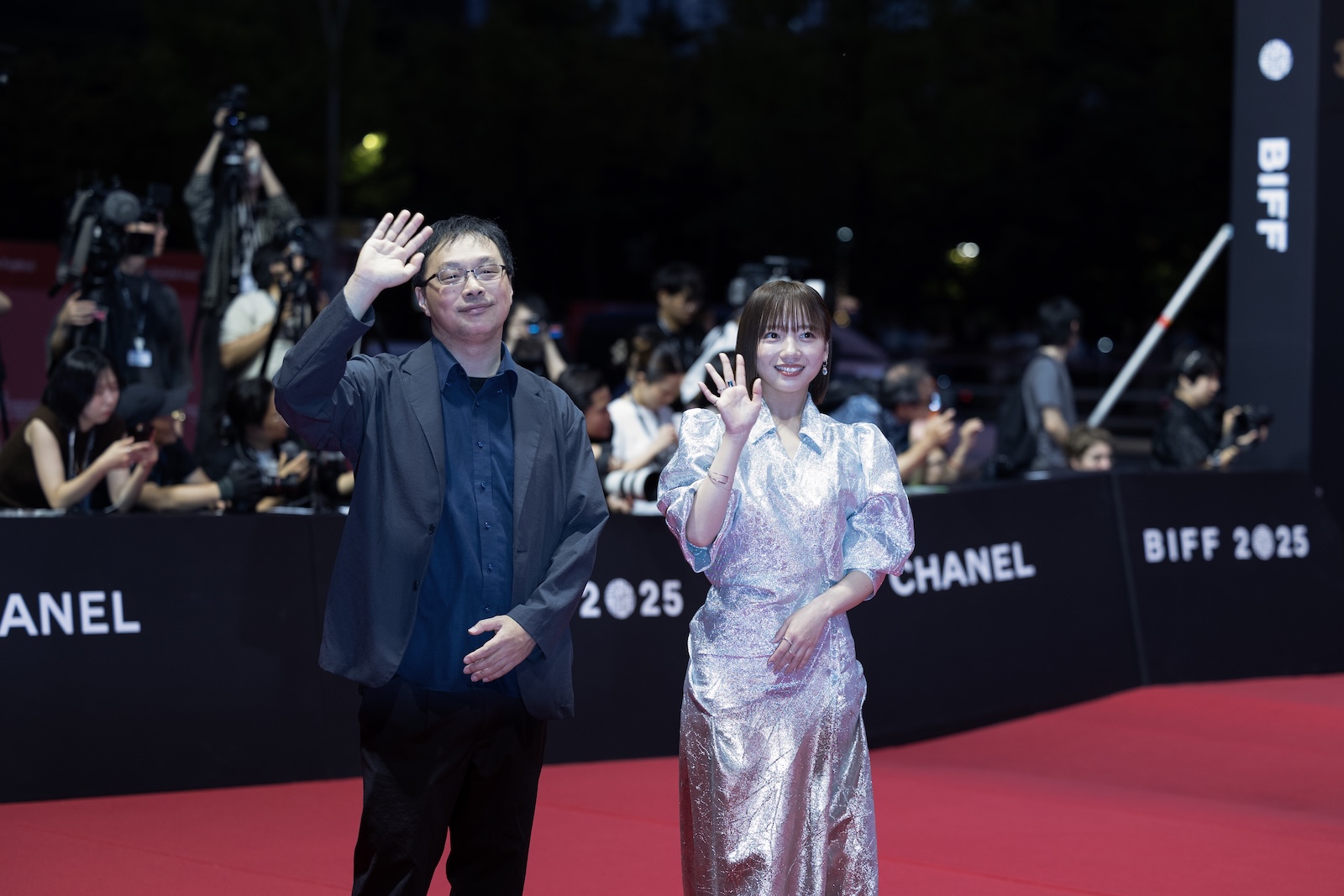 映画『恋愛裁判』で初主演を務める齊藤京子が深田晃司監督と共に第30回釜山国際映画祭オープニングカーペットイベントに登場