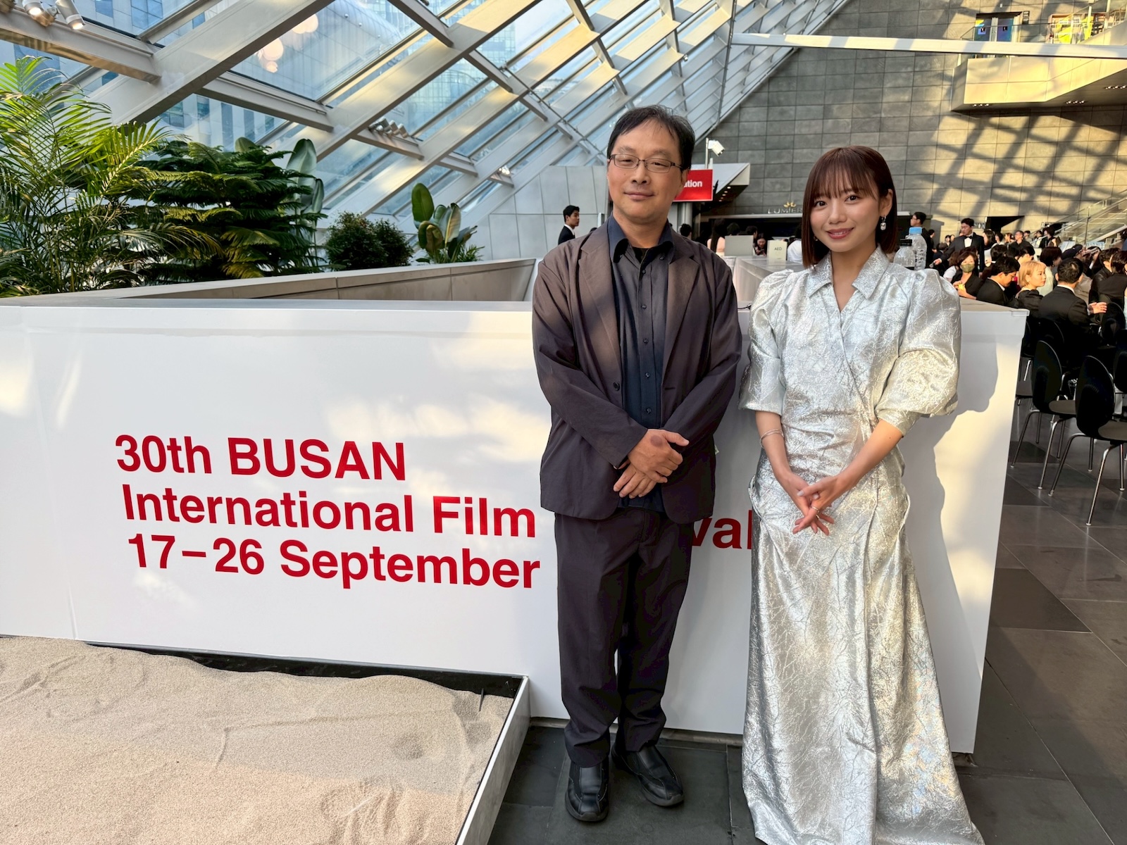 映画『恋愛裁判』で初主演を務める齊藤京子が深田晃司監督と共に第30回釜山国際映画祭オープニングカーペットイベントに登場
