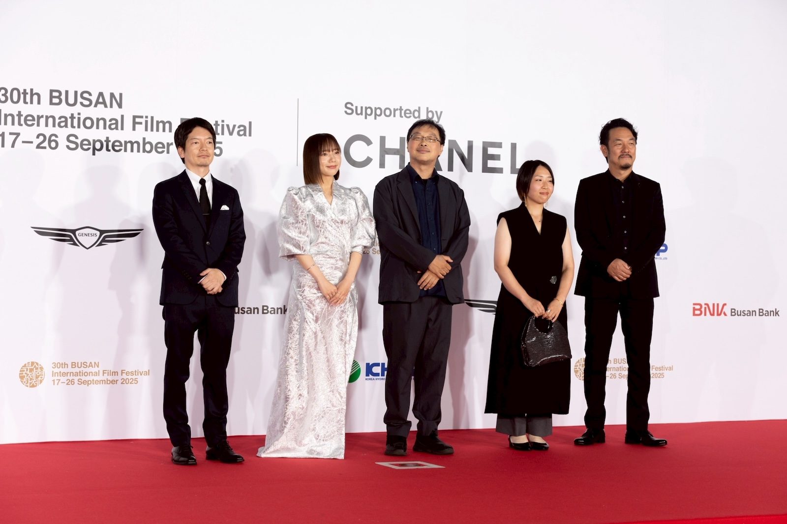 映画『恋愛裁判』で初主演を務める齊藤京子が深田晃司監督と共に第30回釜山国際映画祭オープニングカーペットイベントに登場