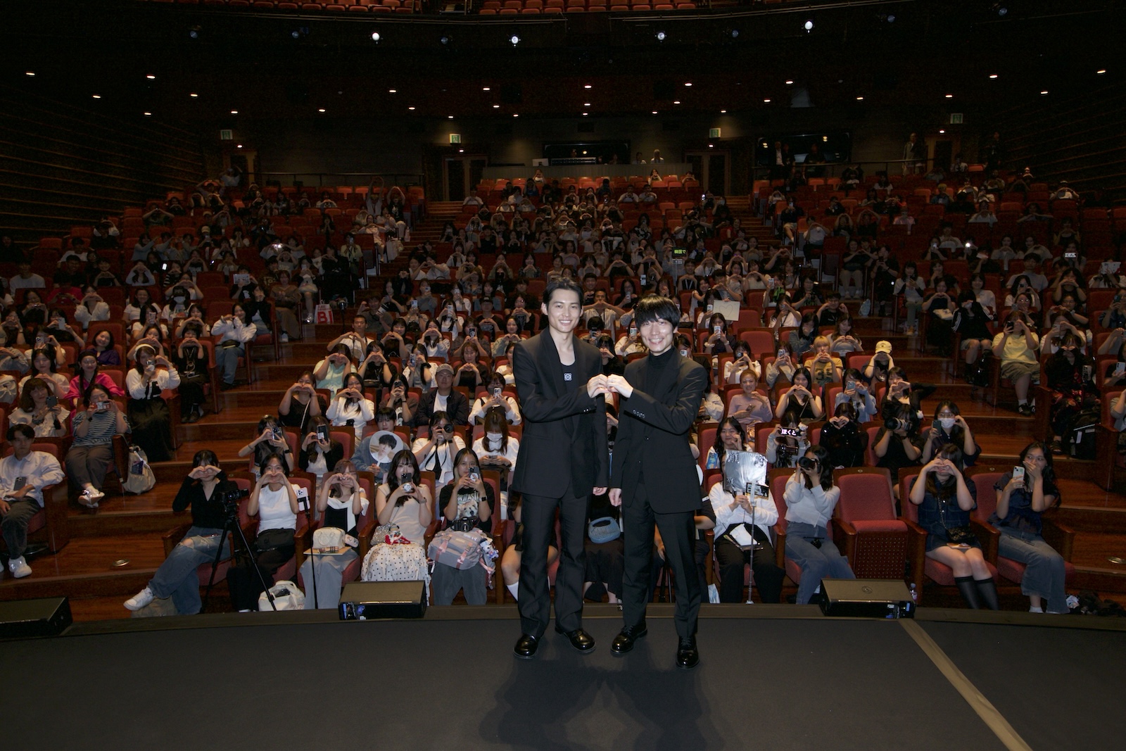 映画『秒速5センチメートル』第30回釜山国際映画祭インターナショナルプレミア舞台挨拶に登壇した松村北斗(SixTONES)と奥山由之監督