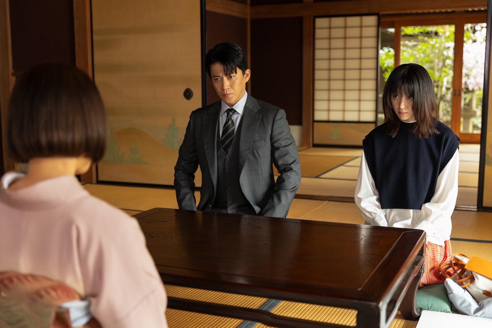 Netflixシリーズ『匿名の恋人たち』に出演する小栗旬、ハン・ヒョジュ