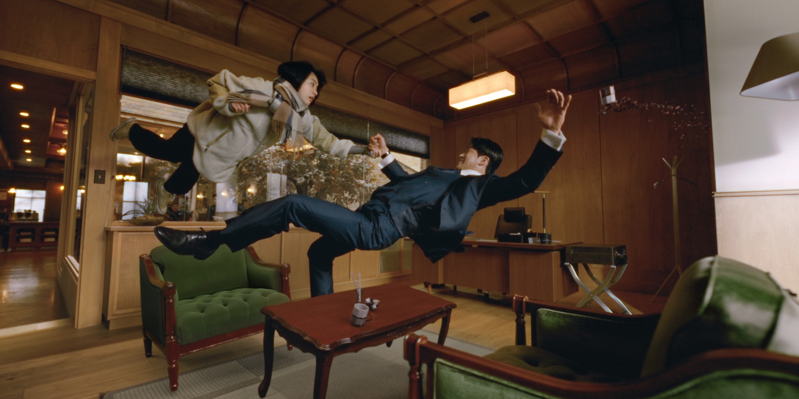 Netflixシリーズ『匿名の恋人たち』に出演する小栗旬、ハン・ヒョジュ