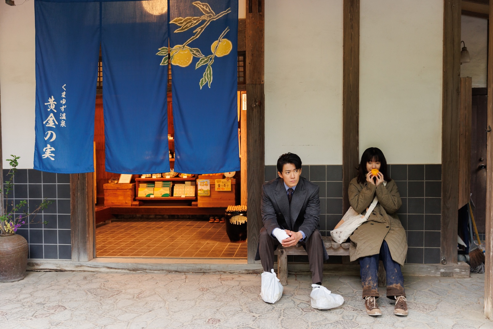 Netflixシリーズ『匿名の恋人たち』に出演する小栗旬、ハン・ヒョジュ