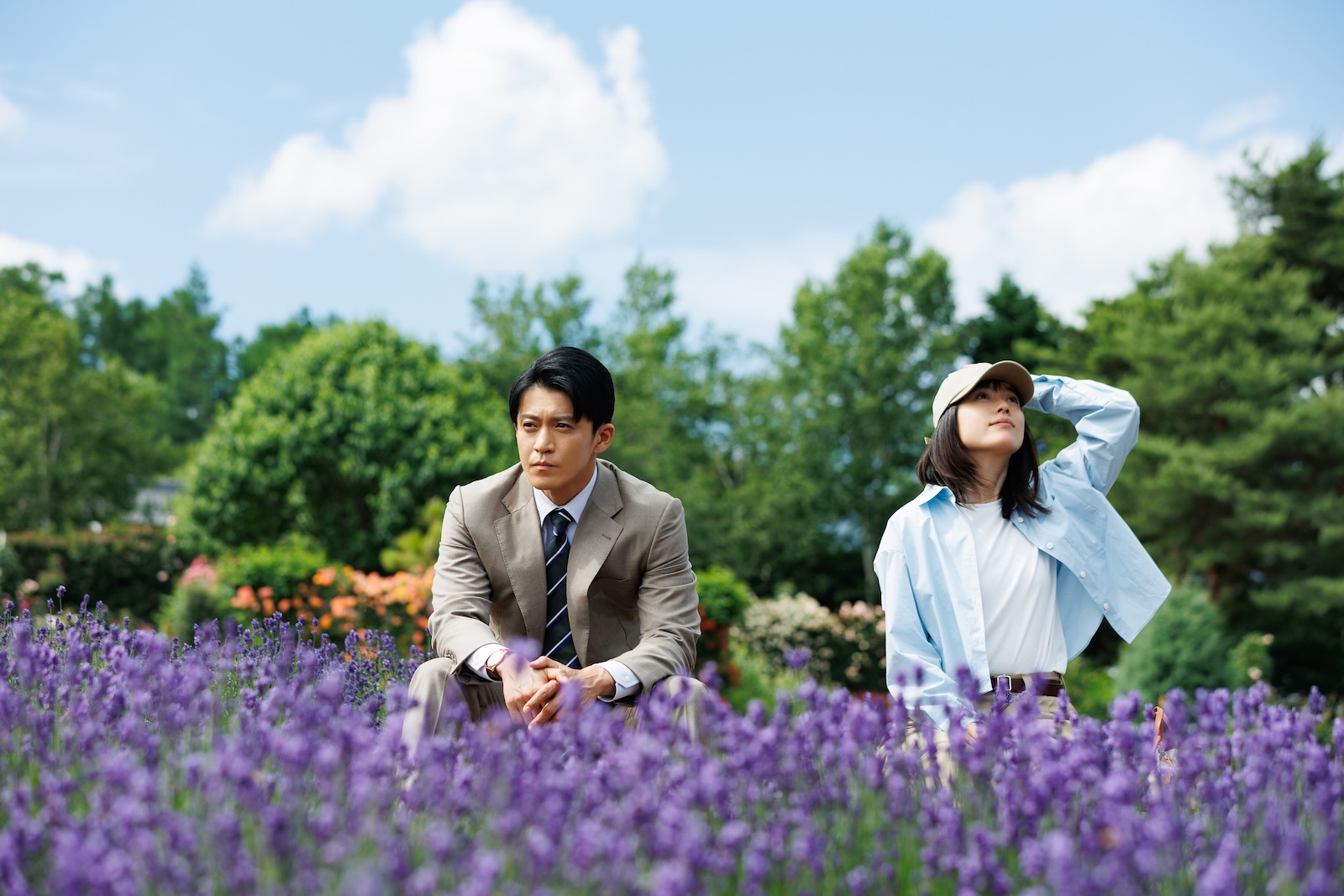 Netflixシリーズ『匿名の恋人たち』に出演する小栗旬、ハン・ヒョジュ