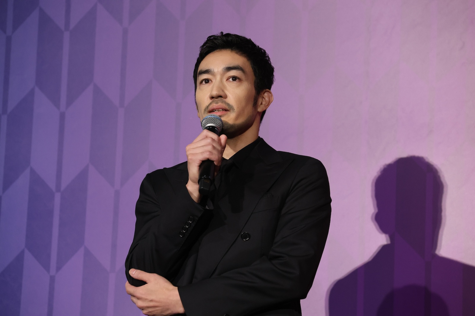 映画『おーい、応為』の完成披露上映会に登壇した大谷亮平