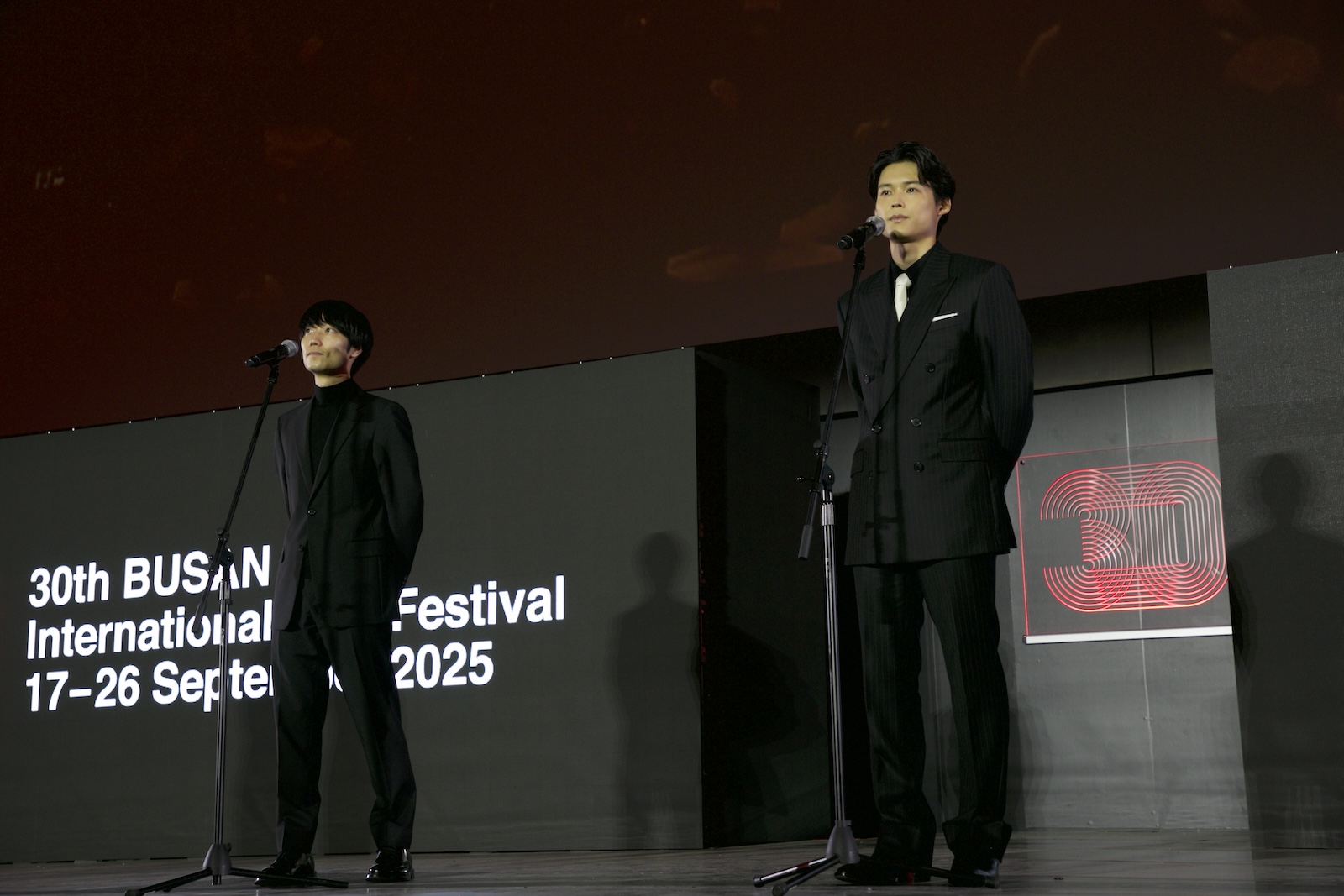 第30回釜山国際映画祭 公式上映前のGuest Visit（舞台挨拶）に登壇した実写映画『秒速5センチメートル』　主演・松村北斗と奥山由之監督