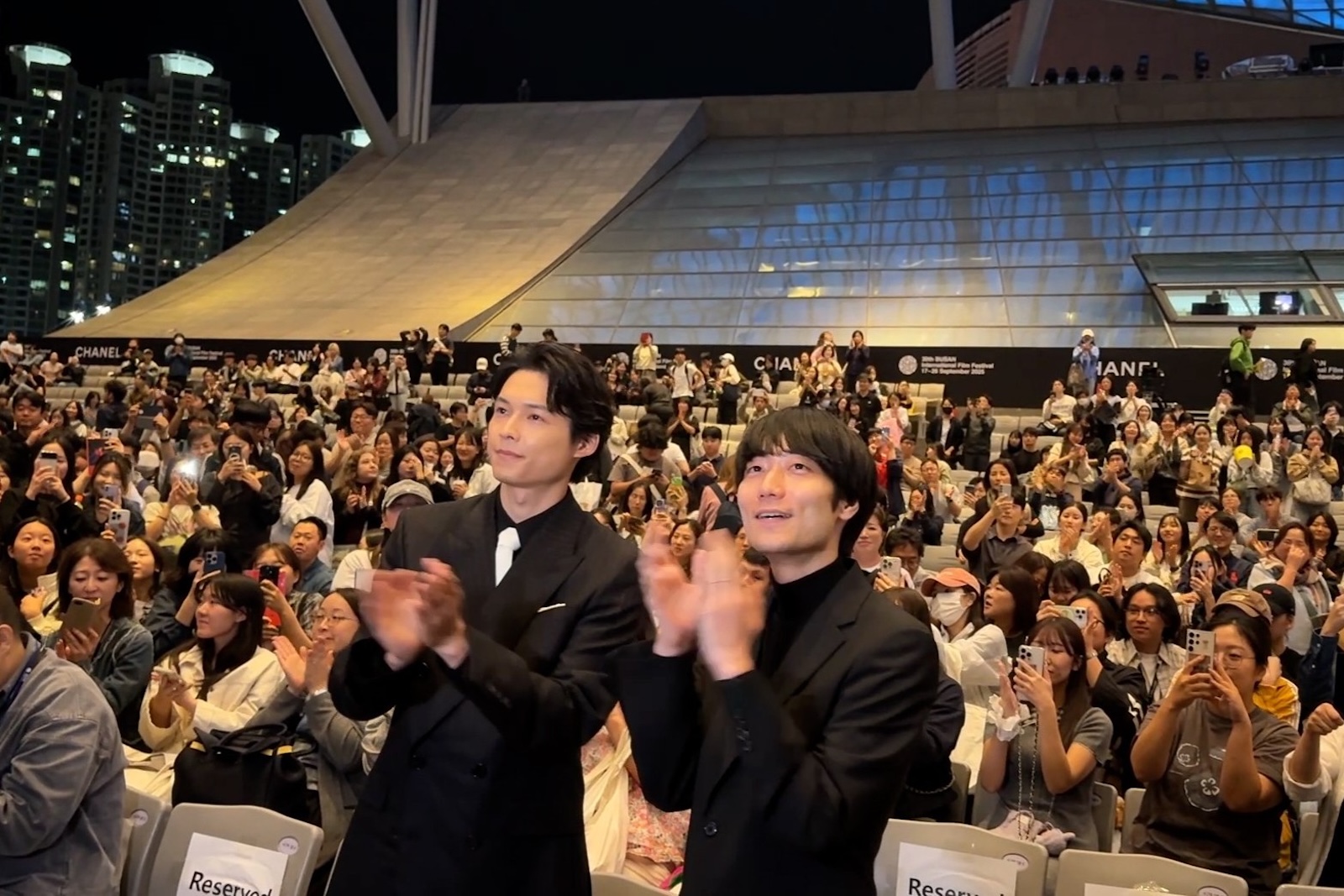 第30回釜山国際映画祭 公式上映前のGuest Visit（舞台挨拶）に登壇した実写映画『秒速5センチメートル』　主演・松村北斗と奥山由之監督
