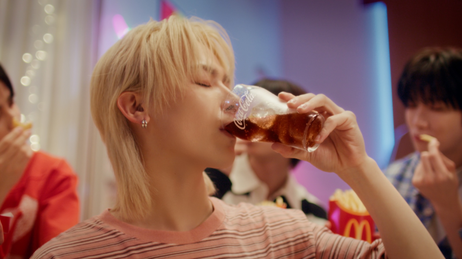 コカ・コーラとマクドナルドがコラボした新WEBCMに出演した&TEAM