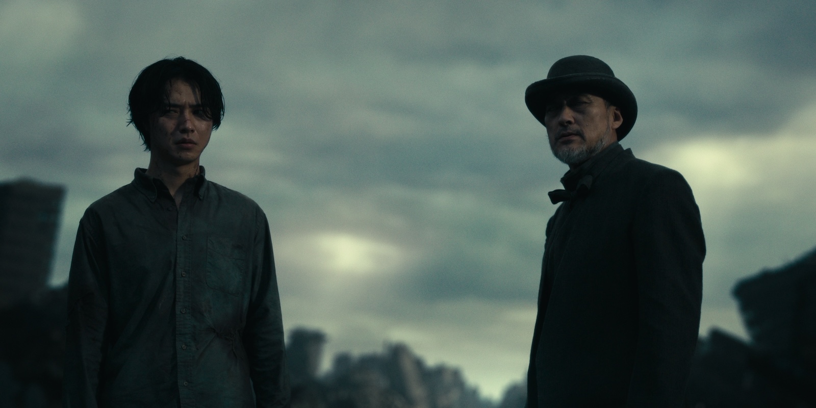 Netflixシリーズ『今際の国のアリス』に出演している山﨑賢人と渡辺謙