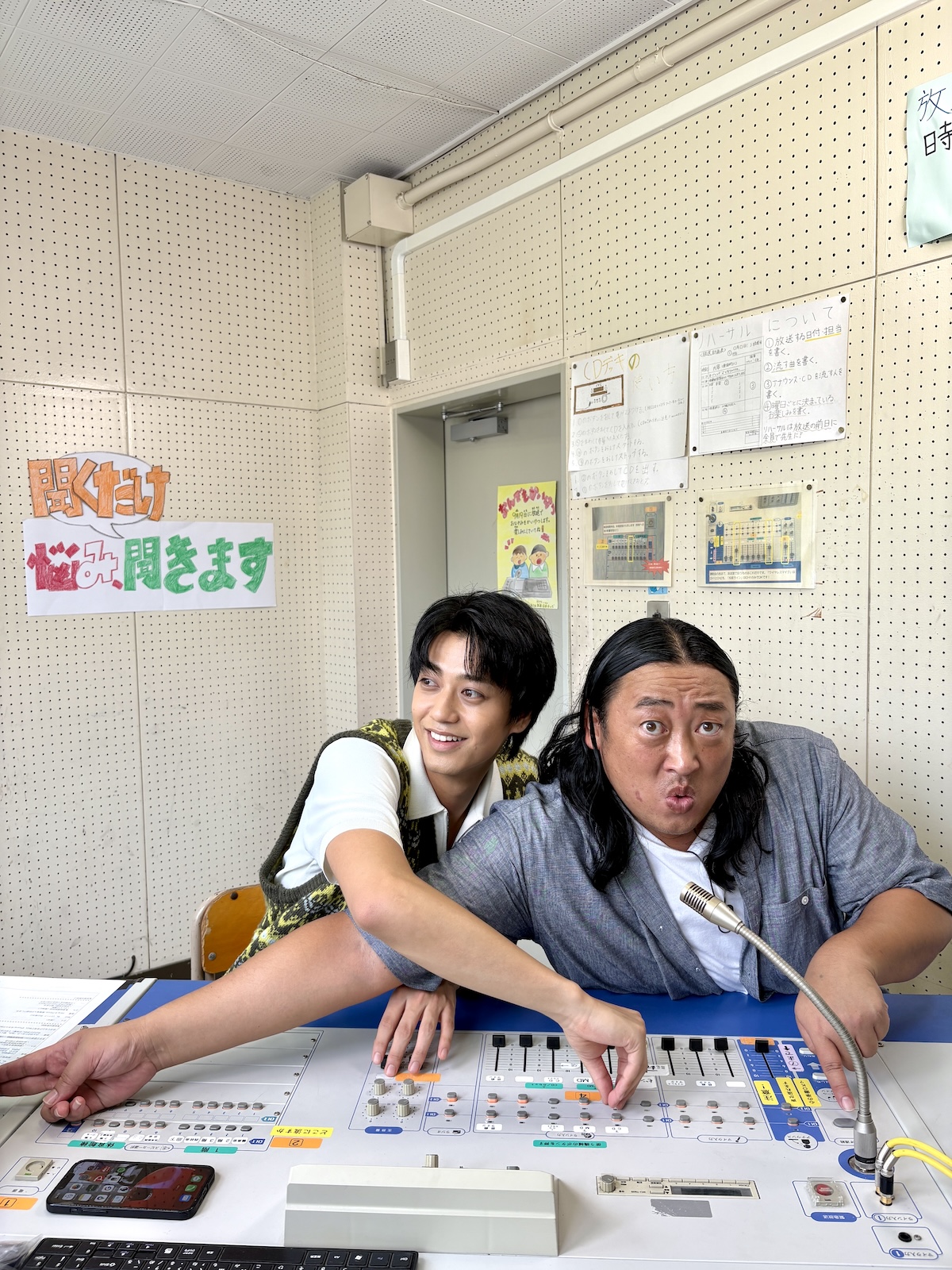 『秋山竜次と髙橋海人の悩み、聞くだけ聞きます』に出演する秋山竜次（ロバート）と髙橋海人（King & Prince）