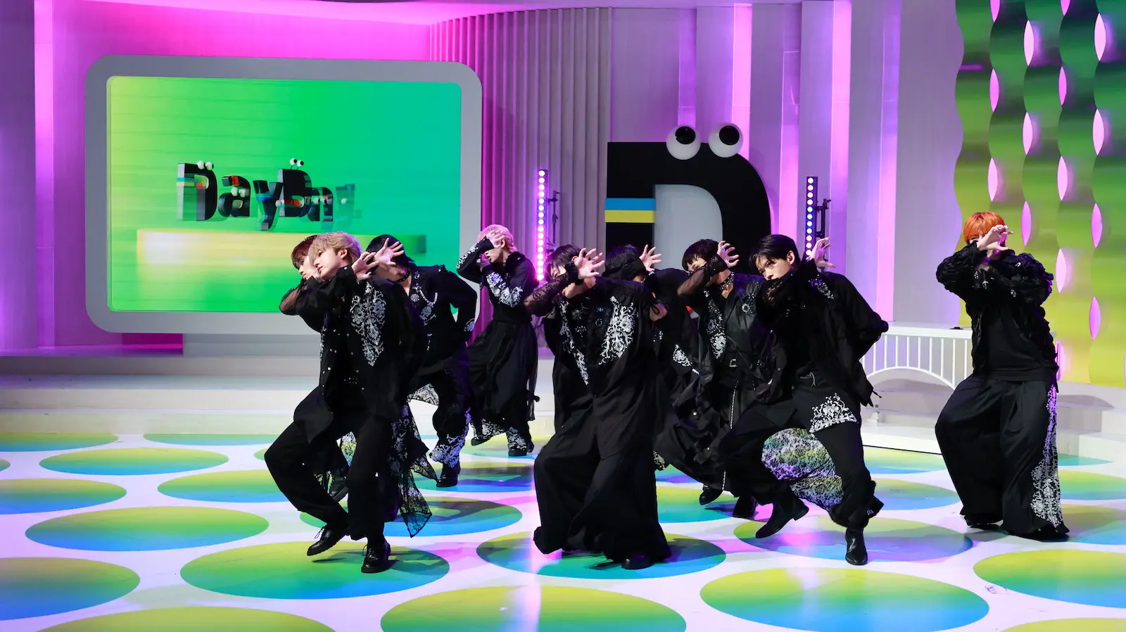 超特急、生放送中に“トレンド1位企画”に再び挑戦！“爪トゲダンス”で