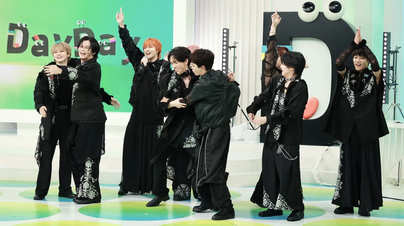 超特急、生放送中に“トレンド1位企画”に再び挑戦！“爪トゲダンス”で