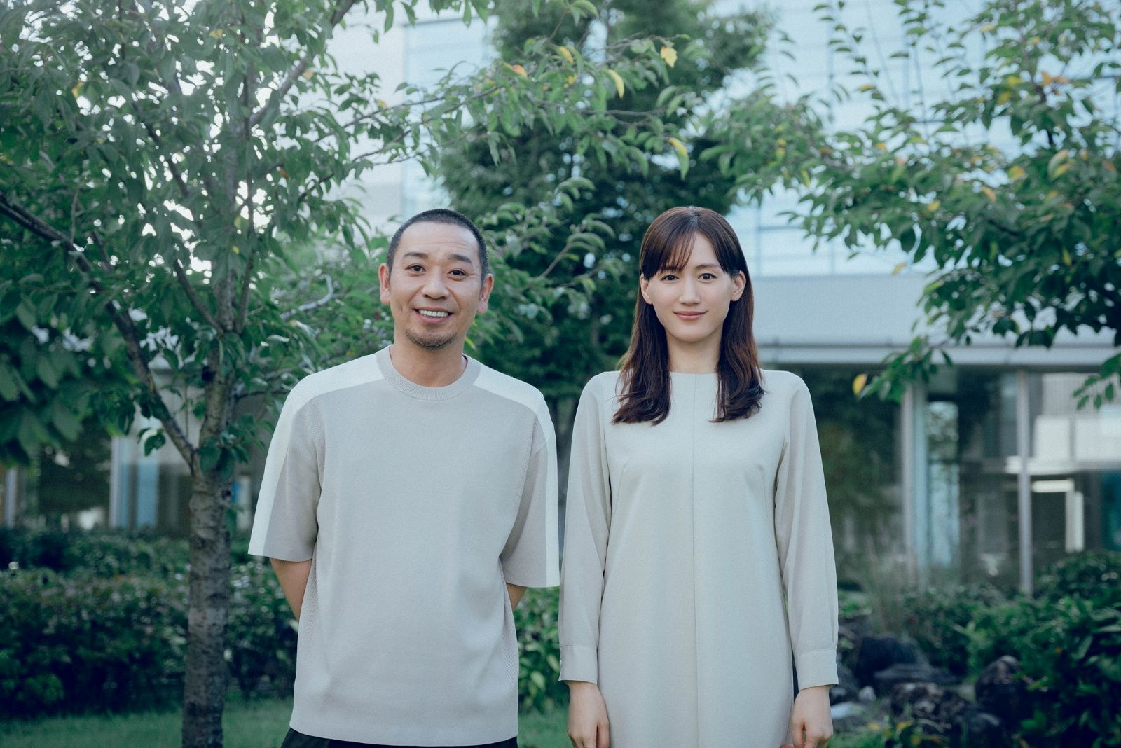 千鳥・大悟と綾瀬はるかの写真