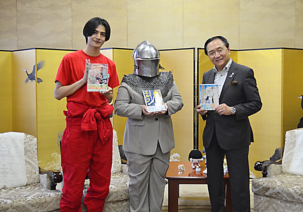 赤羽流河、原作・鎧田氏、黒岩祐治知事の写真