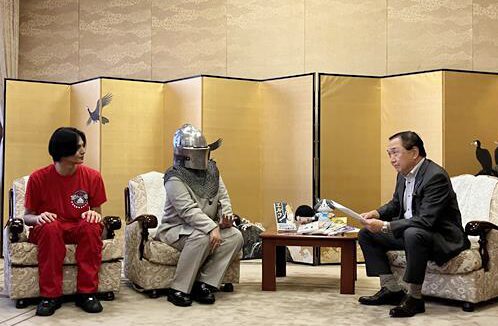 赤羽流河、原作・鎧田氏、黒岩祐治知事の写真