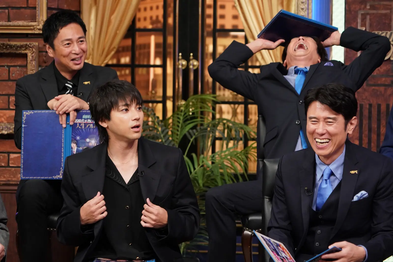 山田裕貴 戦隊モノのヒーロー姿で名倉潤宅を訪問… 渡辺満里奈に不審者