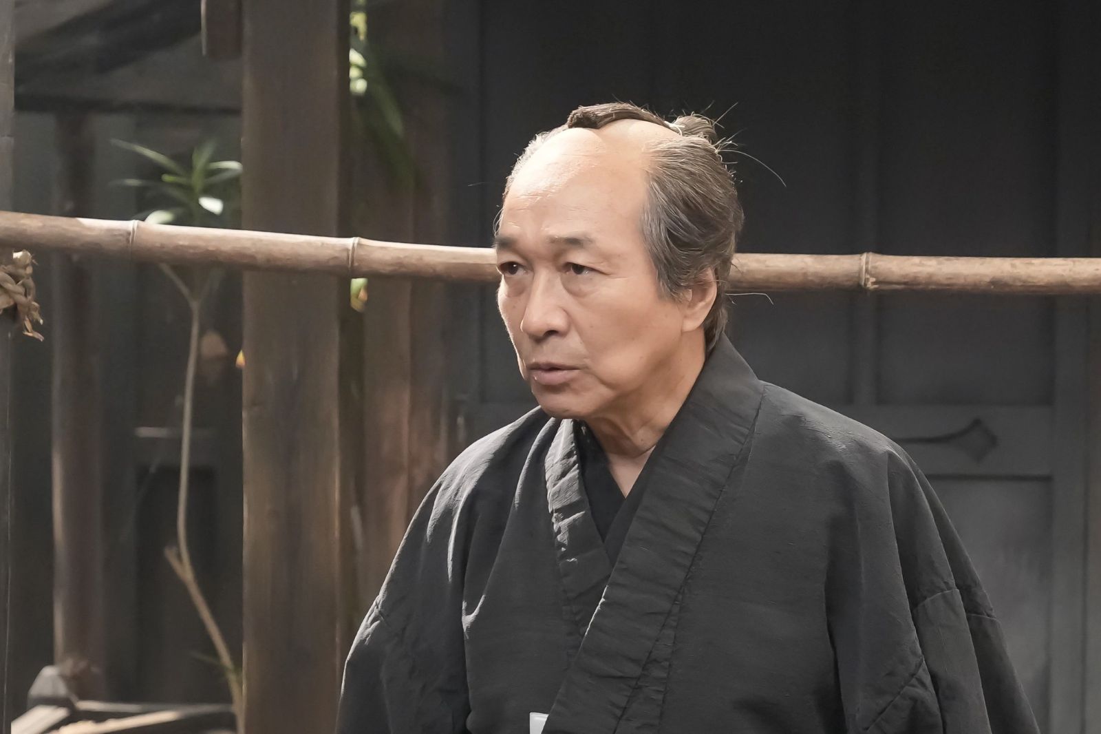 松野勘右衛門役・小日向文世の写真