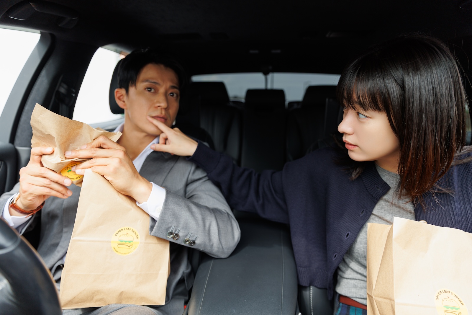 Netflixシリーズ『匿名の恋人たち』に出演する小栗旬＆ハン・ヒョジュ